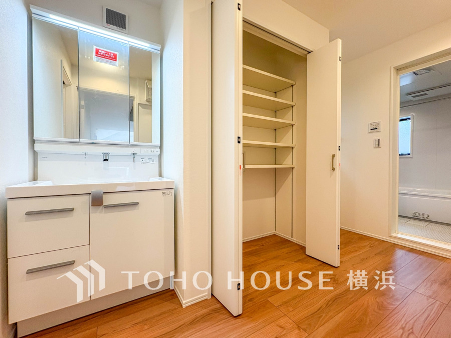 収納力豊富なストレージ付きのゆとりある洗面空間です。