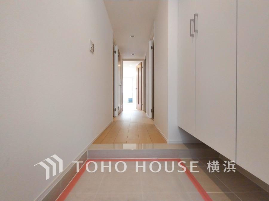 玄関は収納力のあるシューズボックスでスッキリとした空間を実現しています。