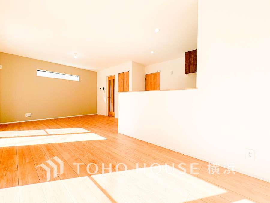 明るく開放的な空間が広がるLDK。室内には豊かな陽光が注ぎ込み、爽やかな住空間を演出。ホームパーティーでもゲストと一緒に料理を楽しみながら楽しい時間を過ごせそう。