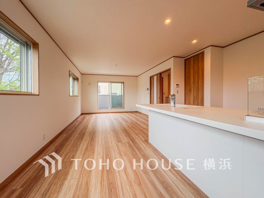 明るく開放的な空間が広がるLDK。室内には豊かな陽光が注ぎ込み、爽やかな住空間を演出。ホームパーティーでもゲストと一緒に料理を楽しみながら楽しい時間を過ごせそう。