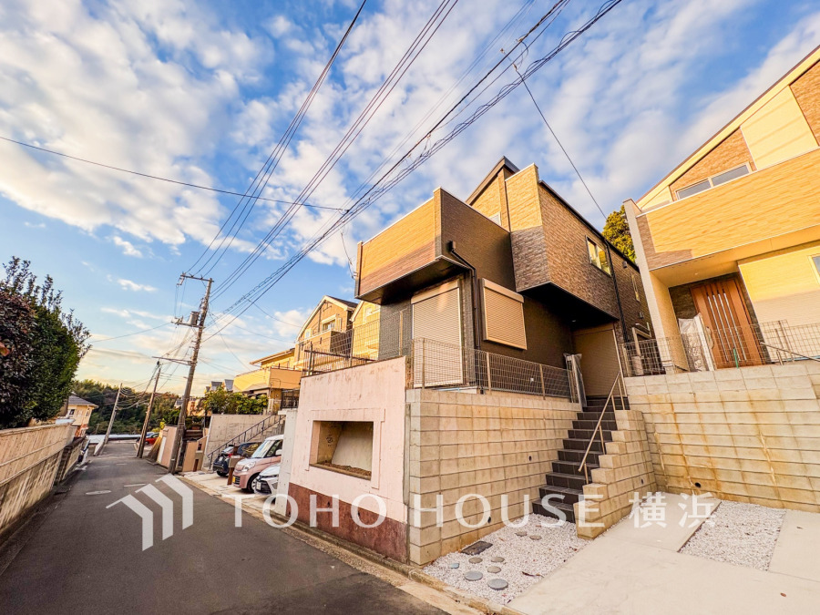 舞岡駅徒歩圏の閑静な住宅街に誕生した全3棟の上質な邸宅。こちらは1号棟です。