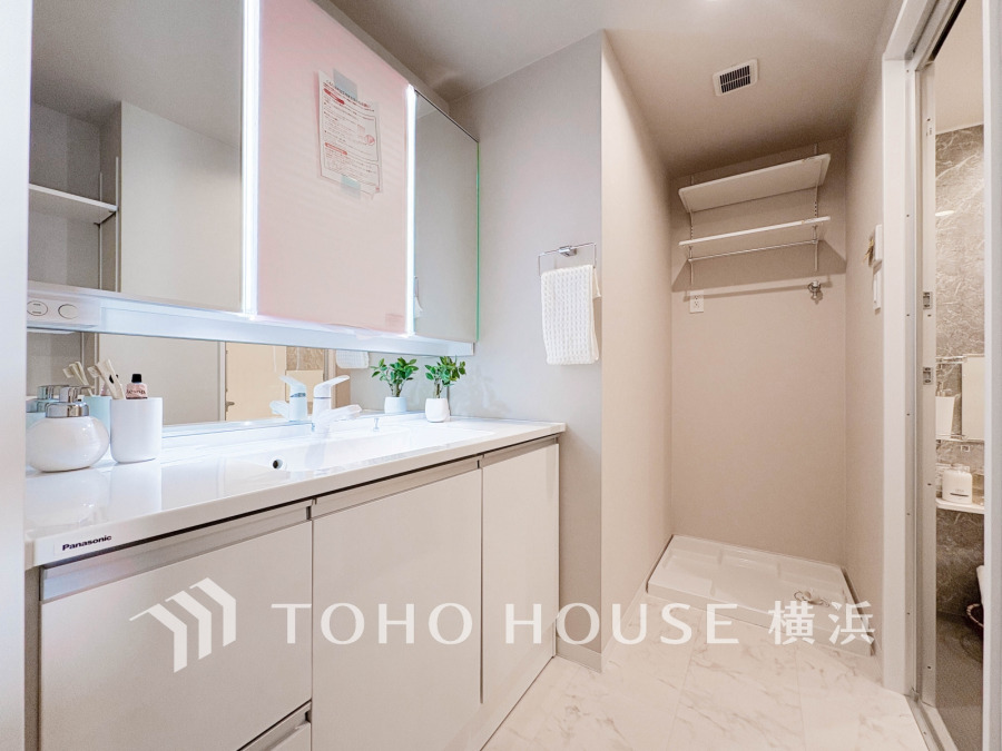 新規交換された洗面化粧台は美しく使いやすい機能が備えられています。