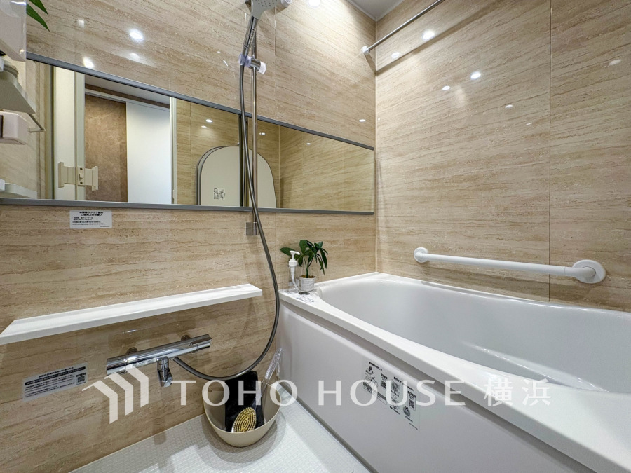 心地よいリラックスを叶える清潔感溢れる美しい空間。快適で機能的なバスルームです。
