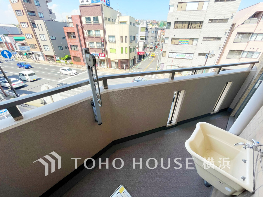 街並みを見渡せる開放感あるバルコニー。便利なスロップシンク付きです。