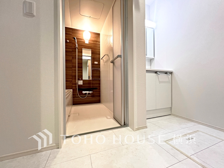 一日の始まりと終わりを心地よく演出し、多彩な機能が備えられたパウダールーム。心地よいリフレッシュ空間。清潔感ある洗面台は、身だしなみチェックや肌のお手入れに。