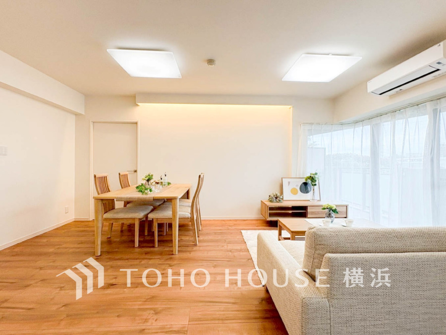 穏やかな時間の流れを楽しみ、寛ぎと笑顔が溢れるリビング。会話を楽しみ、ご家族の何気ない日常にいつもあたたかな幸せの花を添えます。