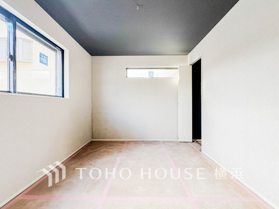 家族一人ひとりの大切なプライベート空間。趣味・感性で個性的に飾って頂けるようシンプルに仕上げてあります。自分時間を充実させながら心豊かなひとときを過ごすための大切な空間。（2025年12月撮影）