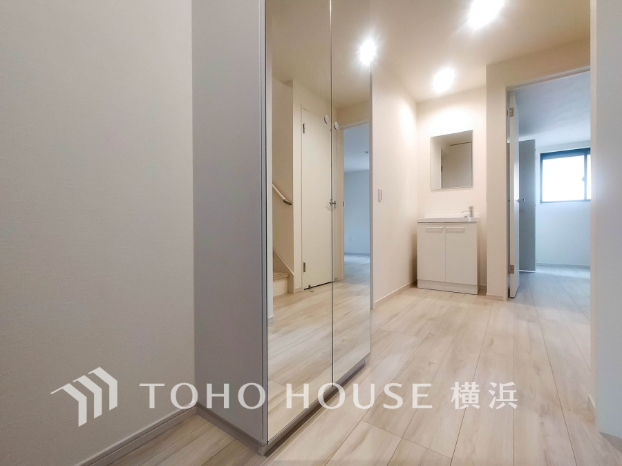 豊かなプライベートタイムへ誘うモダンテイストな玄関。デザインや素材が美しい調和を奏でている空間。入ってすぐに洗面台もあるので、帰宅後すぐに手洗いができるのも嬉しい清潔なスタイル。