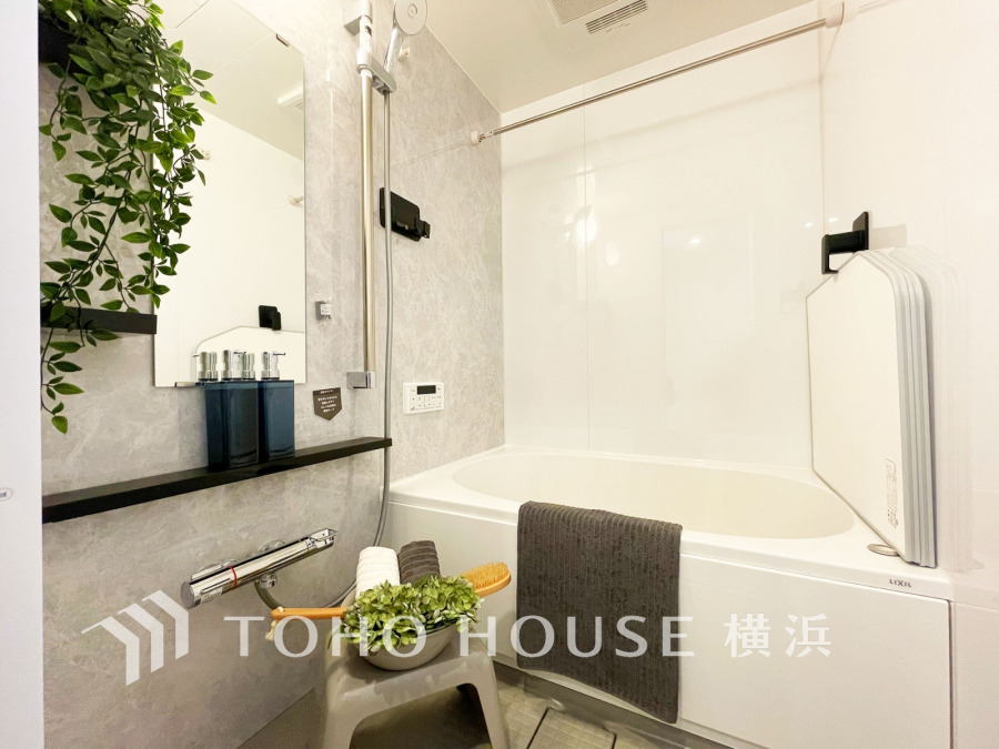 清潔感あふれる白を基調とした浴室は、快適なバスタイムを演出する機能性とデザイン性を兼ね備えています。