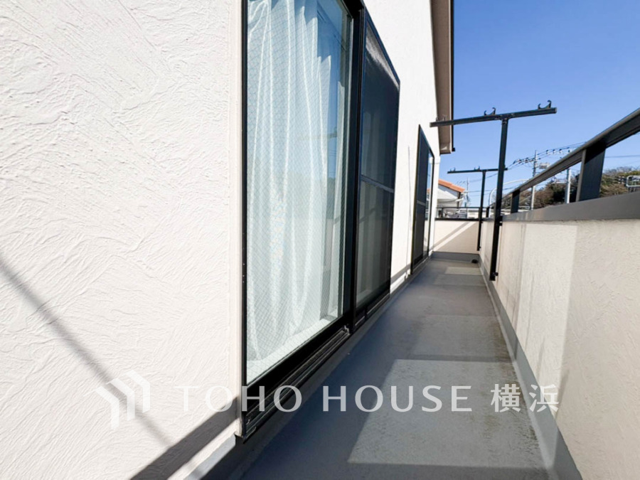 たっぷりの陽光が差し込むバルコニー。健やかな暮らしを守る太陽の恵みを存分に享受できます。爽やかな風と暖かな陽射しが紡ぐハーモニーが日々の暮らしのBGMになることでしょう。