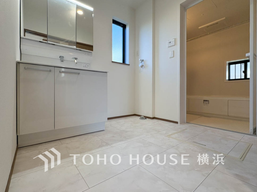 脱衣スペースを含む空間はゆとりの広さを設け、また洗面化粧台にも収納スペースを設ける事により、散らかりやすい洗面スペースをスッキリ保てます。