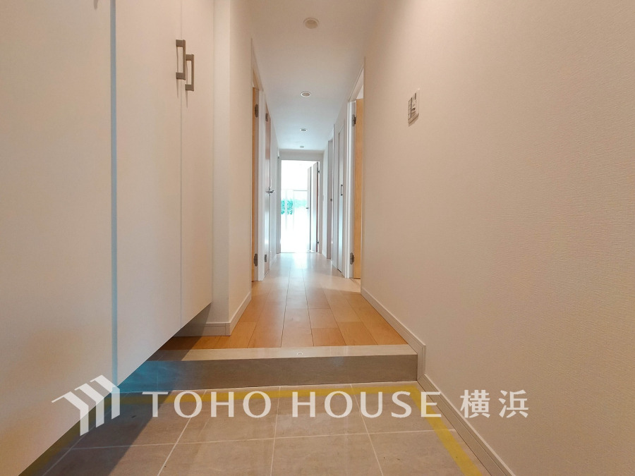 ご家族の帰り、訪れる方を優しく迎え、やすらぎに満ちた生活空間を予感させる。健やかな暮らしを楽しめそう。