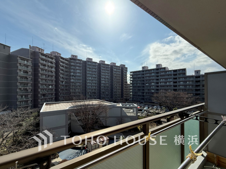 この開放感ある眺望と共に閑静な住宅街の季節感を演出する四季折々の変化を楽しめる心地よい場所となることでしょう。