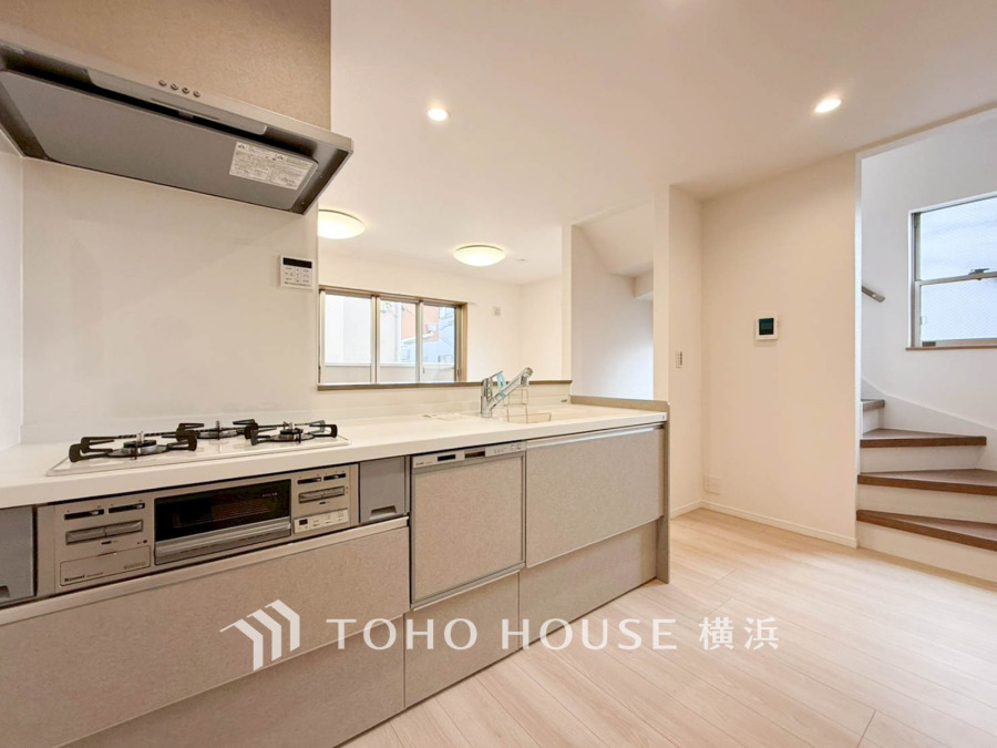 スタイリッシュな対面キッチンを採用。キッチンからリビングが見渡せるので、お子様を安心して遊ばせながら家事ができますね!リビング学習をするお子様にも声がかけやすい自然な距離感です