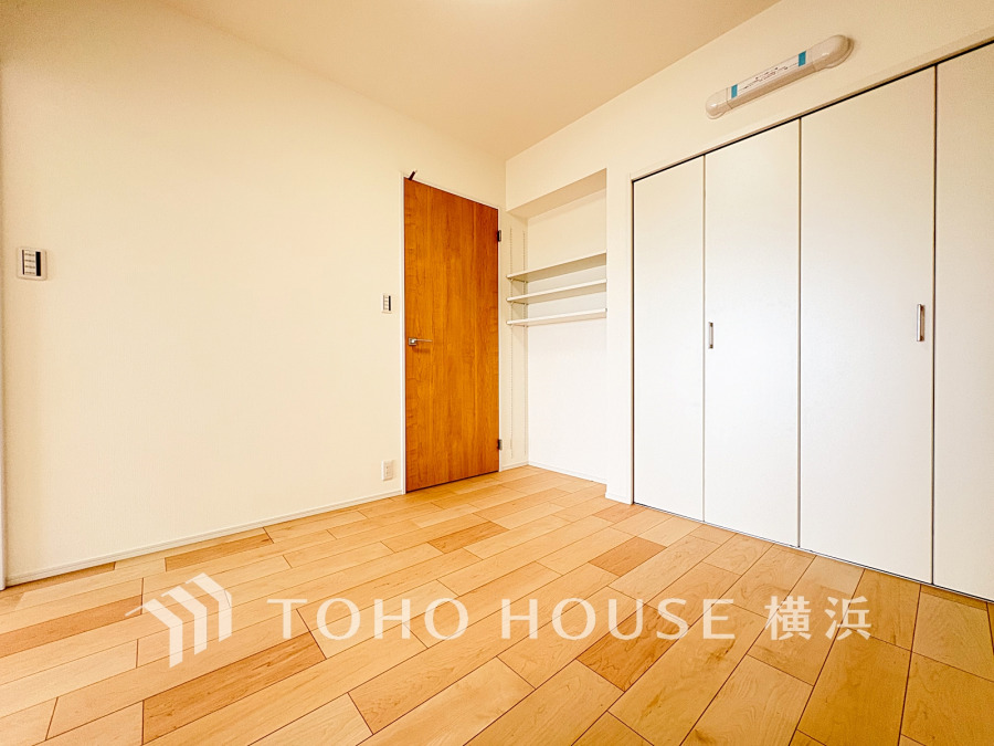 たっぷりの収納を備えた洋室。プライベートな自分時間を快適に過ごせるお部屋です。
