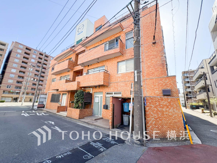 時代の流れに惑わされないシックなカラートーンで街並みに溶け込む外観は、主張し過ぎず、また平凡になり過ぎず絶妙なコントラストで輝きを放ちます。