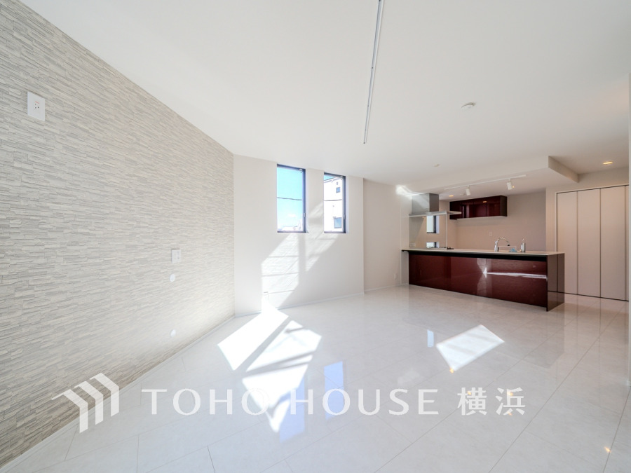 柔らかな光が広がり、デザインされた美しい内装が織り成す家族の集う場所。楽しい会話やさまざまな時が織りなすご家族の時間が丁寧に紡がれていく大切な空間。