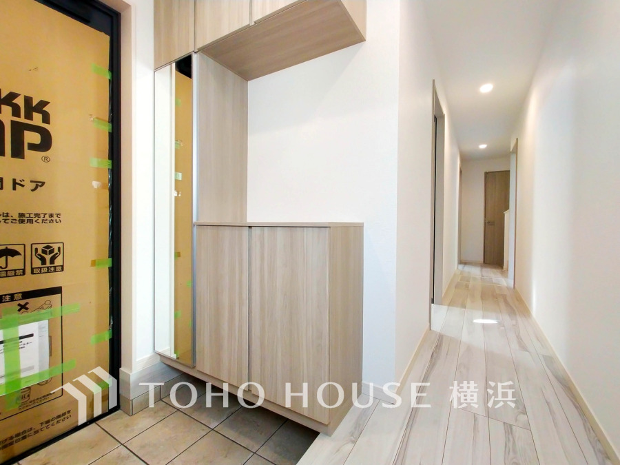 明るく清潔感のある玄関ホール。収納力のあるシューズボックスでスッキリとした空間を実現しています。