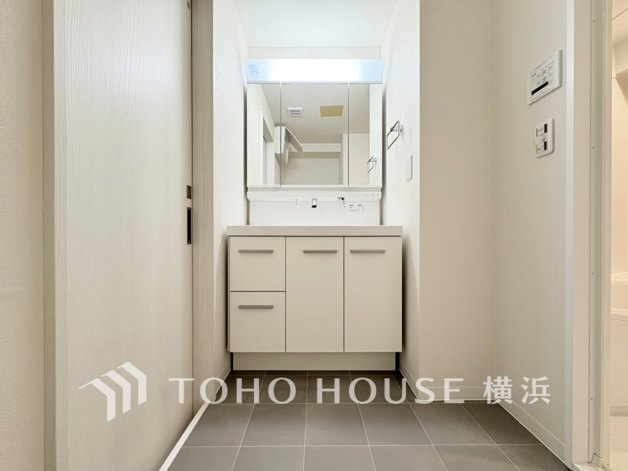 新規交換された洗面化粧台は美しく使いやすい機能が備えられています。