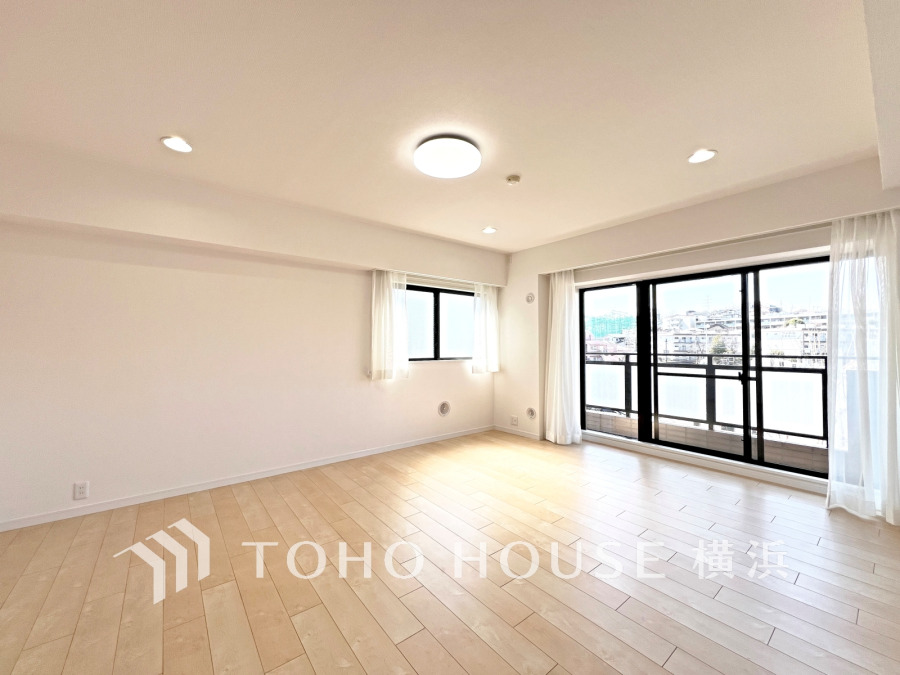 明るく開放的な空間が広がるLDK。室内には豊かな陽光が注ぎ込み、爽やかな住空間を演出。
