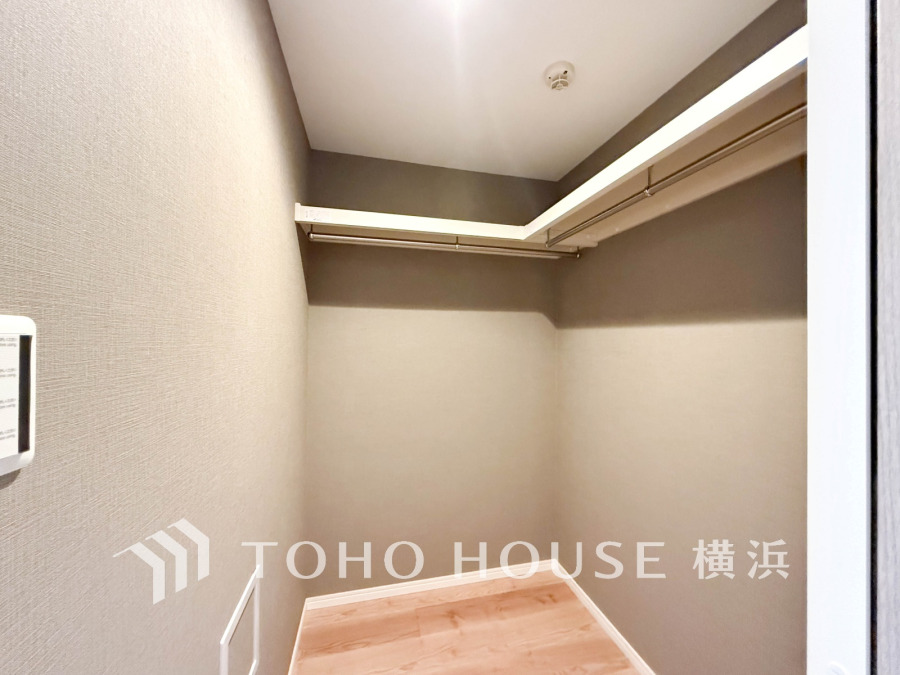 ひと目で収納物を確認できるウォークインクロゼットは、ゆとりの広さを備えた大型収納。数多くの衣類に加え、足元には引出しや衣装箱、シューズボックスなども収納することができます。