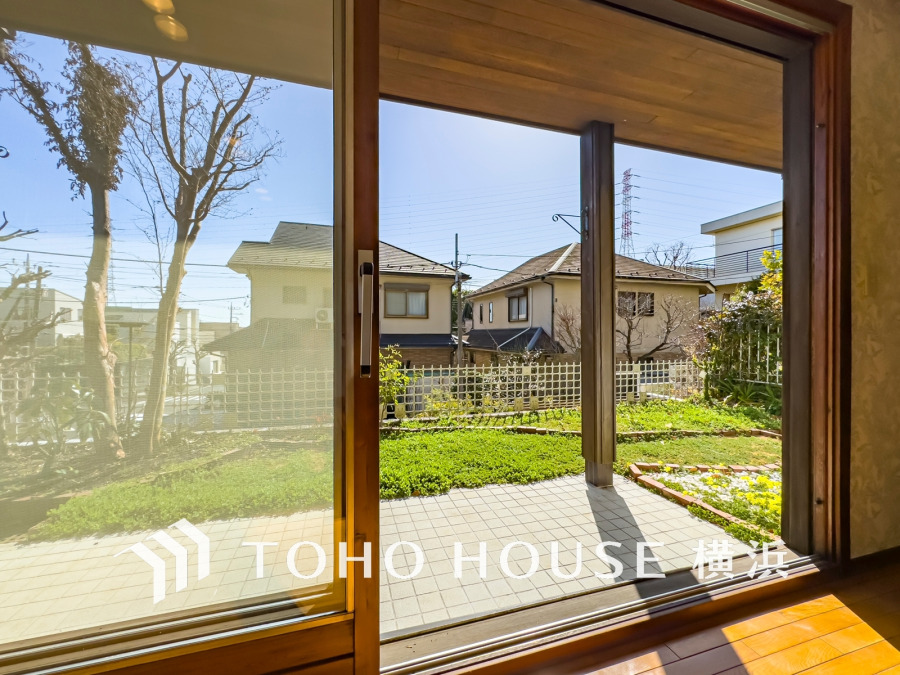 大きな窓から見える美しいお庭はまるで絵画のよう。