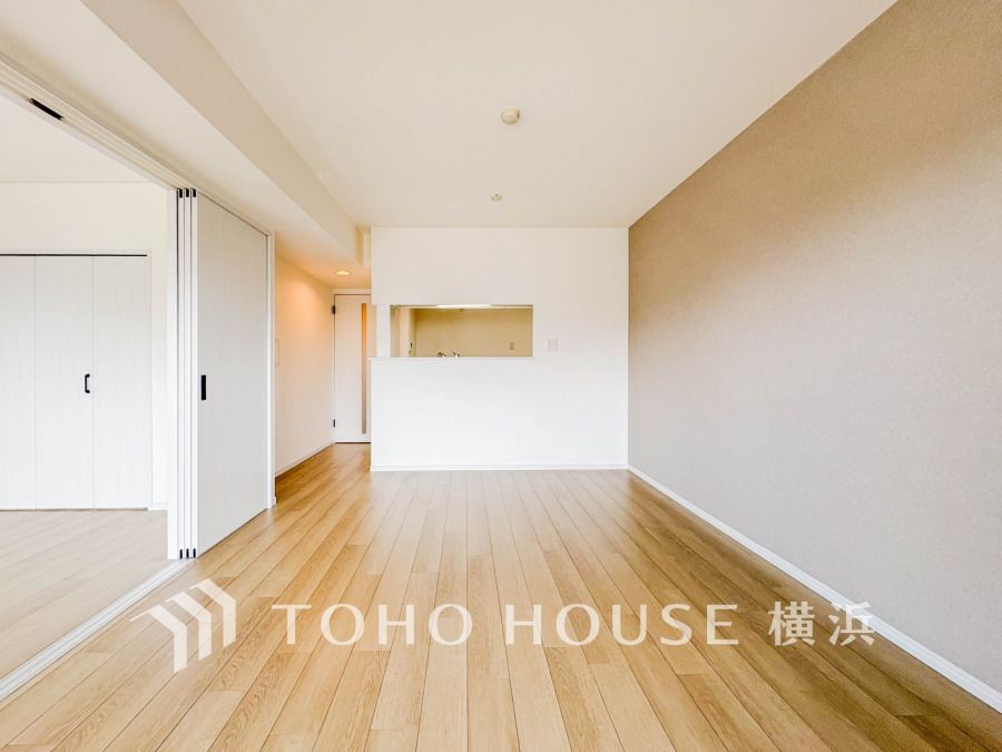 和やかで洗練された空間の演出。寛ぎとコミュニケーションを育む居心地のよい場所。やわらかな陽射しが降り注ぎ、室内に開放感と爽快感をもたらします。