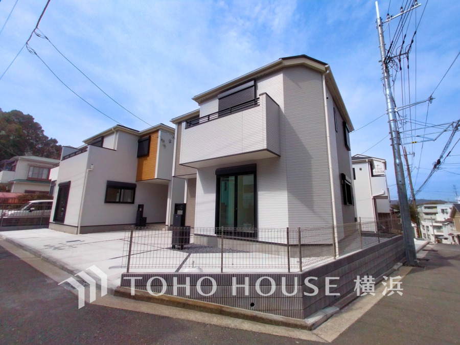 閑静な街並みに調和する落ち着いた外観。カースペースには2台駐車可能です（車種によります）。
