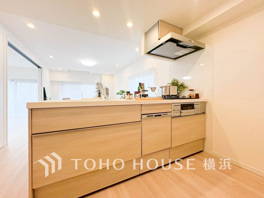 内装の主役でもあり、日常活躍する重要な水回りでもあるからこそ機能性・デザイン性に力を入れております。お手入れのしやすいシステムキッチンを採用しております。