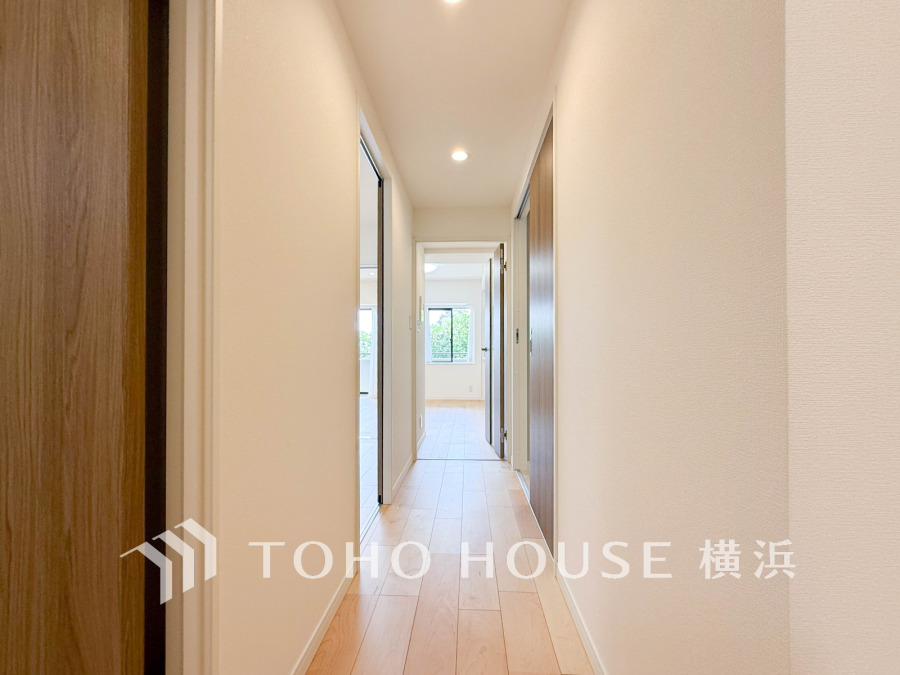 上質感漂う玄関と廊下。居住者の帰り、訪れる方を優しく迎える・安らぎに満ちた生活空間を予感させる。健やかな暮らしを楽しめそう。