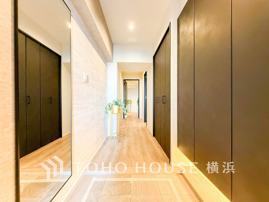 豊富な収納を備えた玄関。落ち着いた色を基調としていて、上質感のある空間です。
