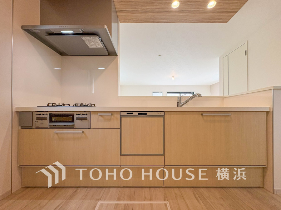 温かみのある木目調のシステムキッチン。使いやすさを追求した収納と機能性が魅力です。