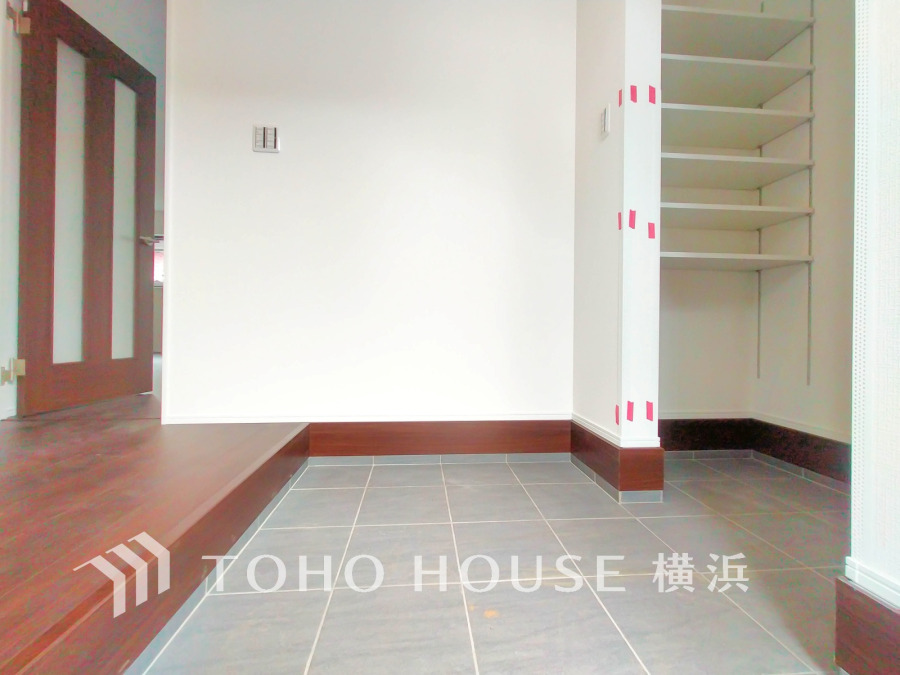 清潔感溢れる玄関がお出迎えする本邸宅の物語は、ここから始まる日常を期待させます。この場所には「希望」と「優越」で包み込んでくれる「特別」な空間があります。