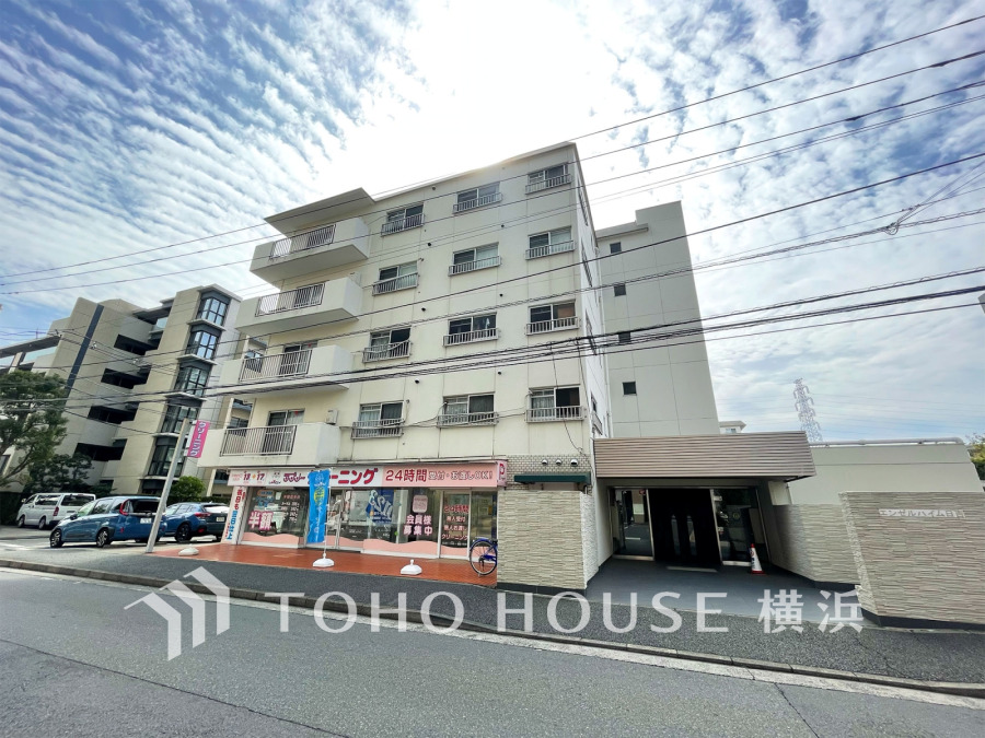 周辺に生活利便施設が揃う快適な住環境。マンション1階にも店舗があり便利な暮らしが叶います。