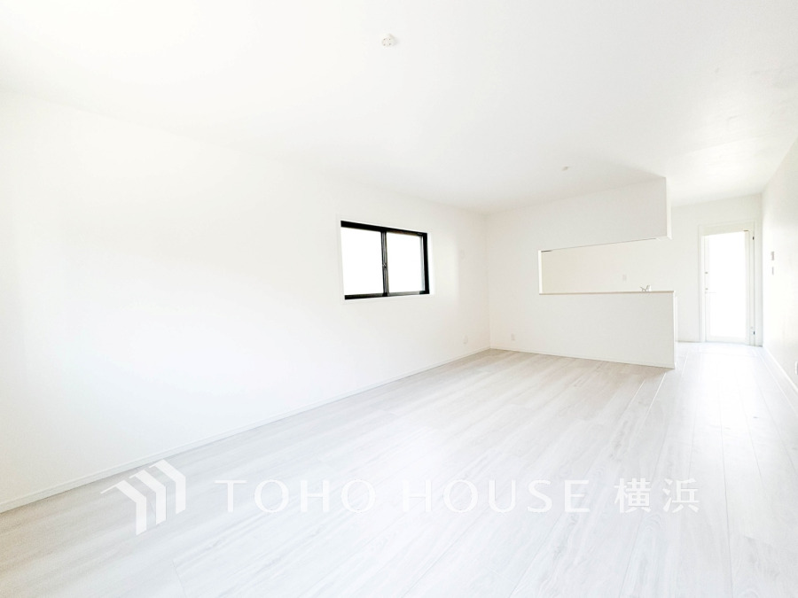 白を基調とした明るく広々としたリビング。窓から自然光が差し込む開放感あふれる空間です。