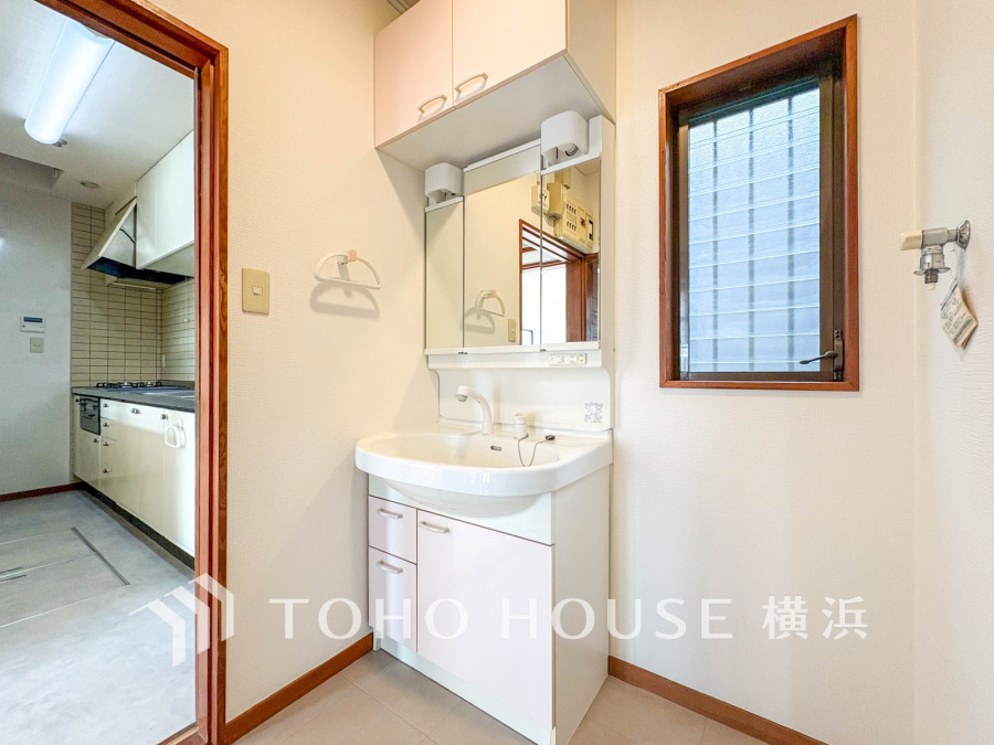 十分な大きさの洗面台は、身だしなみチェックや歯磨きなど、朝の慌ただしい時間でも余裕とゆとりを感じて頂けます。