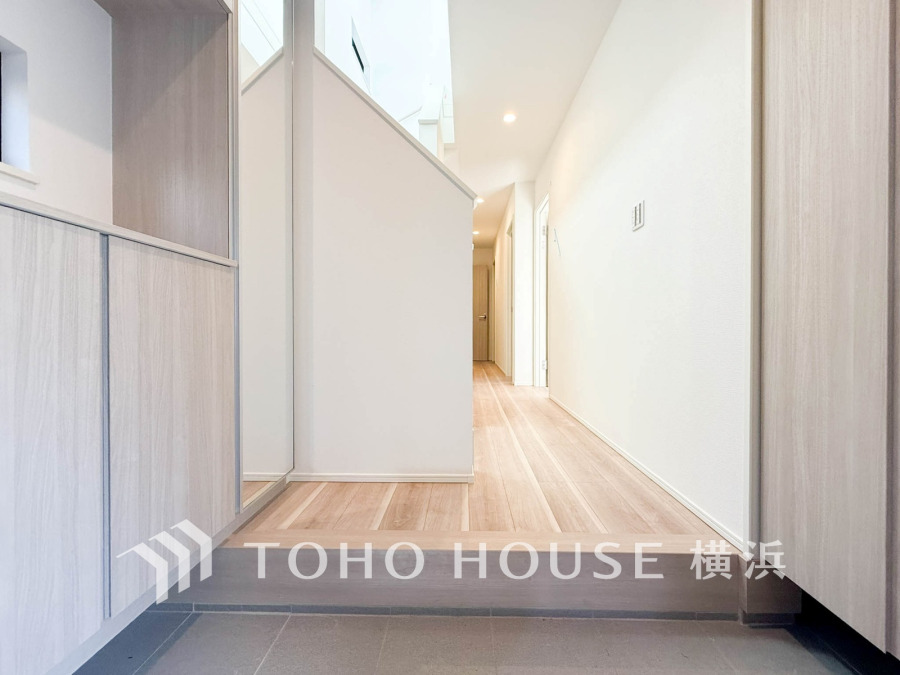 清潔感あふれる玄関。たっぷり収納できるシューズボックスで、スッキリとした空間を保てます。