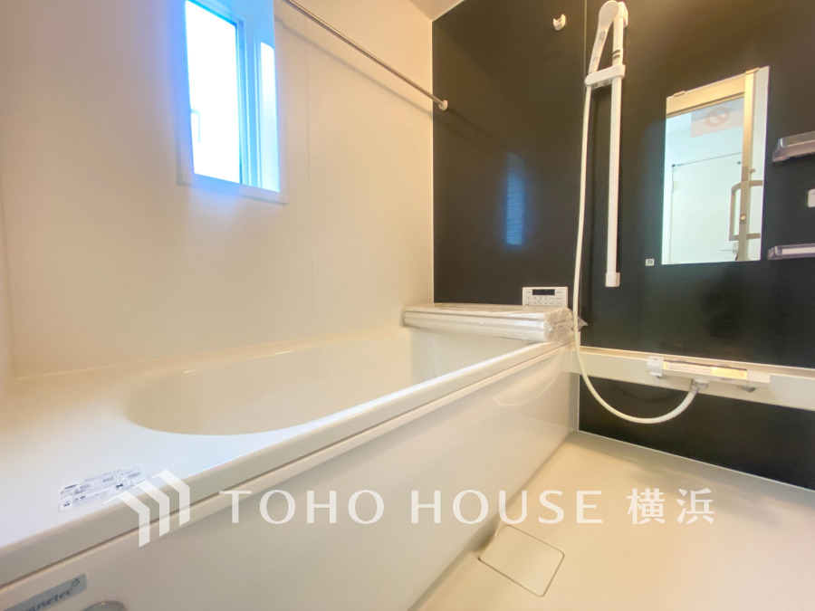 ゆったりとした大き目の浴槽が嬉しい。毎日の疲れを取る癒しの場所だからこそこだわった空間です。リラックスできる優しいカラーで、時を忘れるほどのんびりできる空間に。