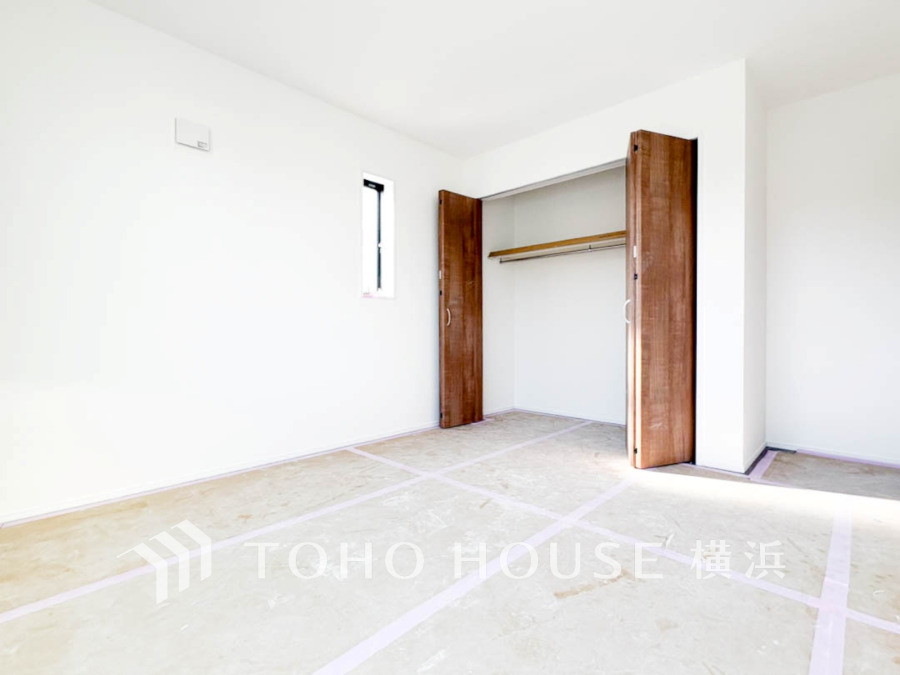 【2026年3月撮影】穏やかな風と陽光を導き、プライバシーに配慮された設計プランを採用し、居住性を一段と心地よいものにしています。明るく開放的な空間を演出しております。