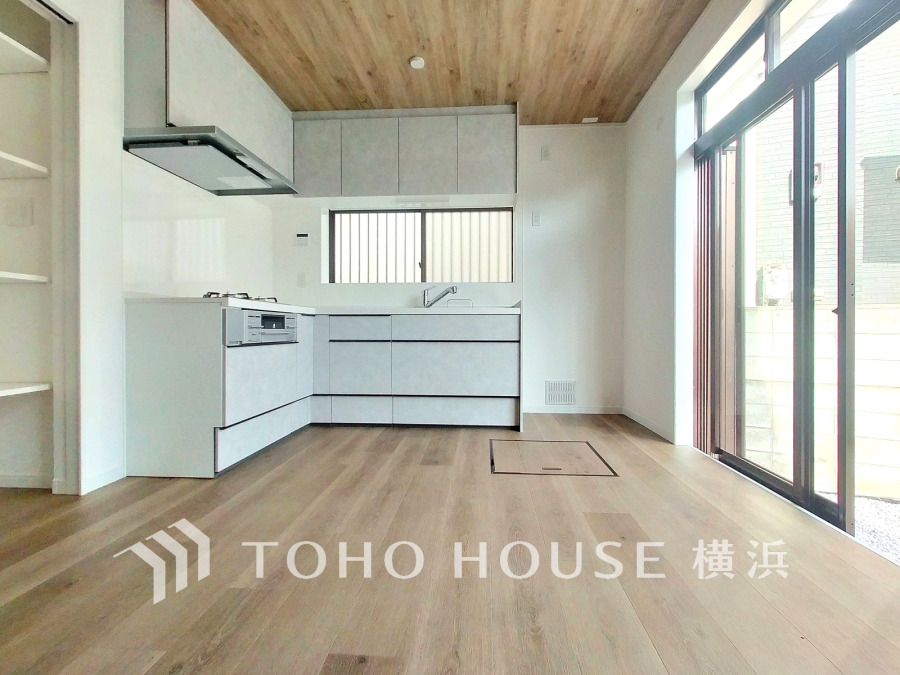 開放的なオープンキッチンはリビングとの一体感のある明るい空間。
