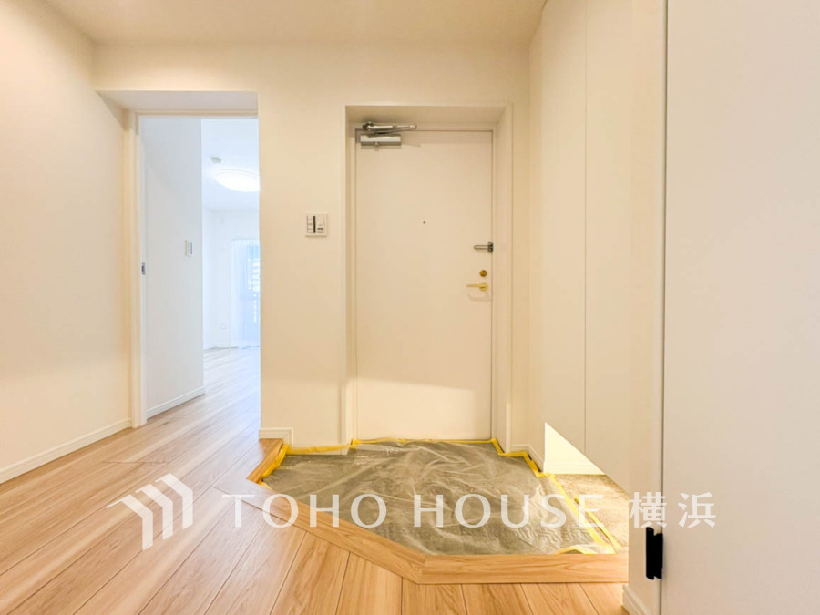 上質感漂う玄関と廊下。居住者の帰り、訪れる方を優しく迎える・安らぎに満ちた生活空間を予感させる。健やかな暮らしを楽しめることでしょう。