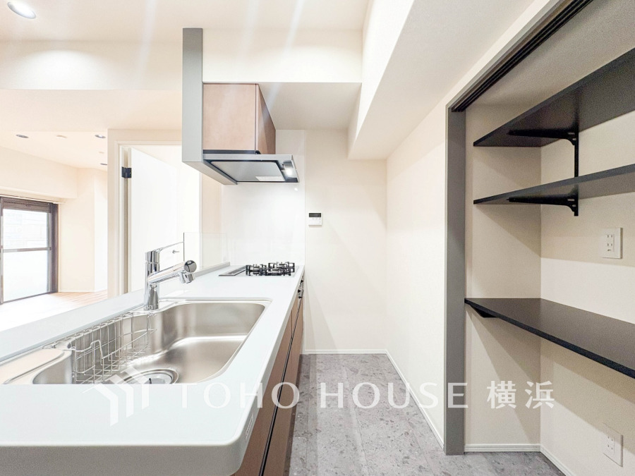 家事動線やリビングとのつながりに配慮し、食事の準備や片付けなどの家事を楽しくするキッチンスペースに仕上げました。毎日使う場所だから気持よく使えて、居心地の良い空間に。