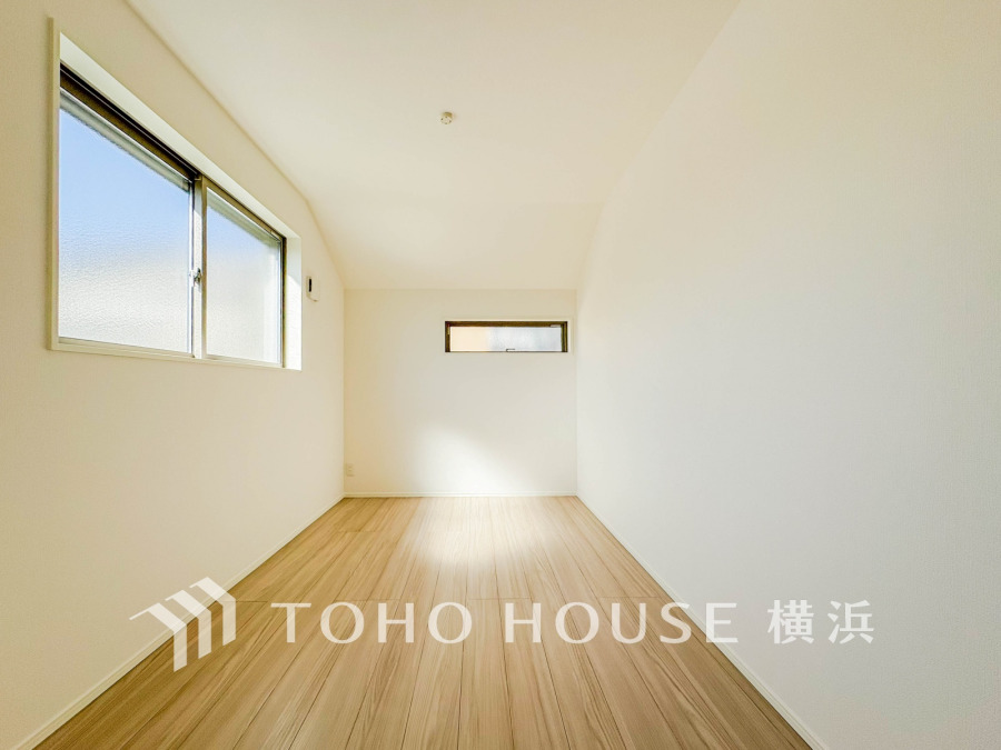 窓からたっぷり光が差し込む明るい洋室。シンプルな内装で使い勝手良好です。