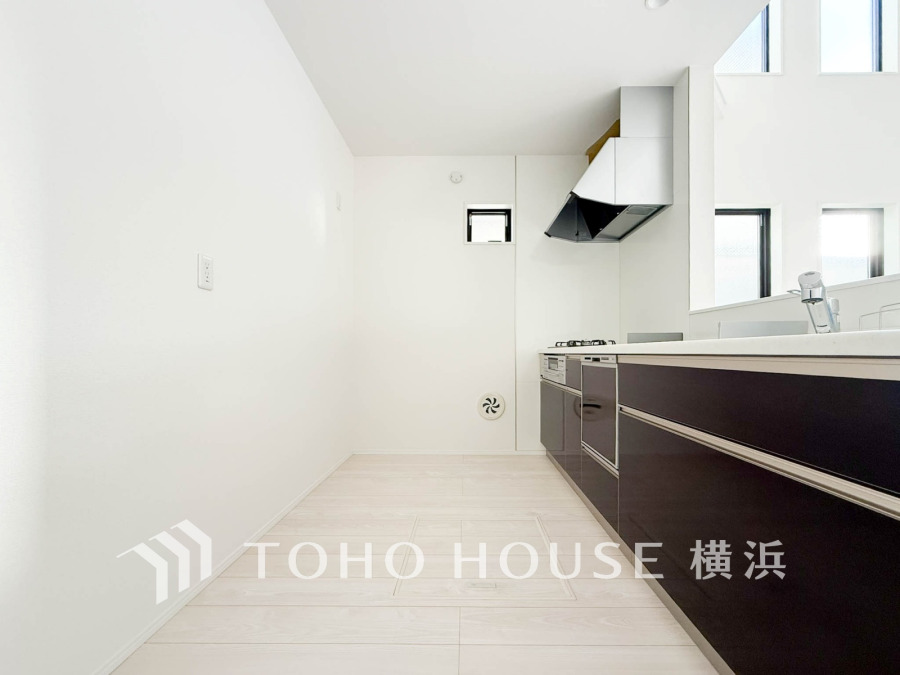 機能性とデザイン性を兼ね備えたシステムキッチン。リビングとの一体感も考慮され、美しい空間が実現。
