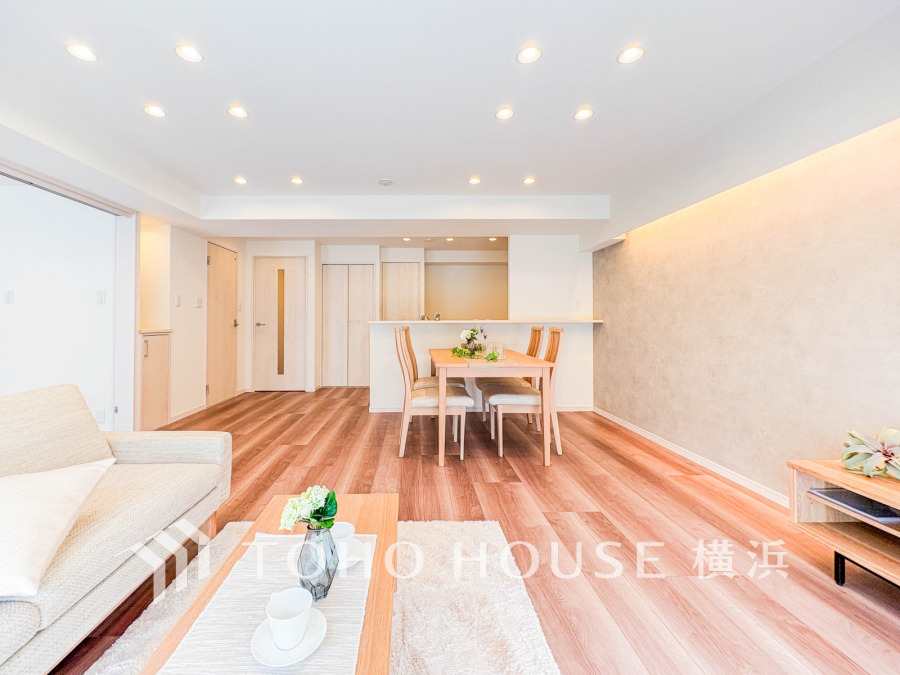 広々としたリビングダイニングは、シックでモダンな内装。落ち着いた雰囲気に包まれて、伸びやかな空間の中で、ゆったりと家族団らんのひとときを過ごせます。