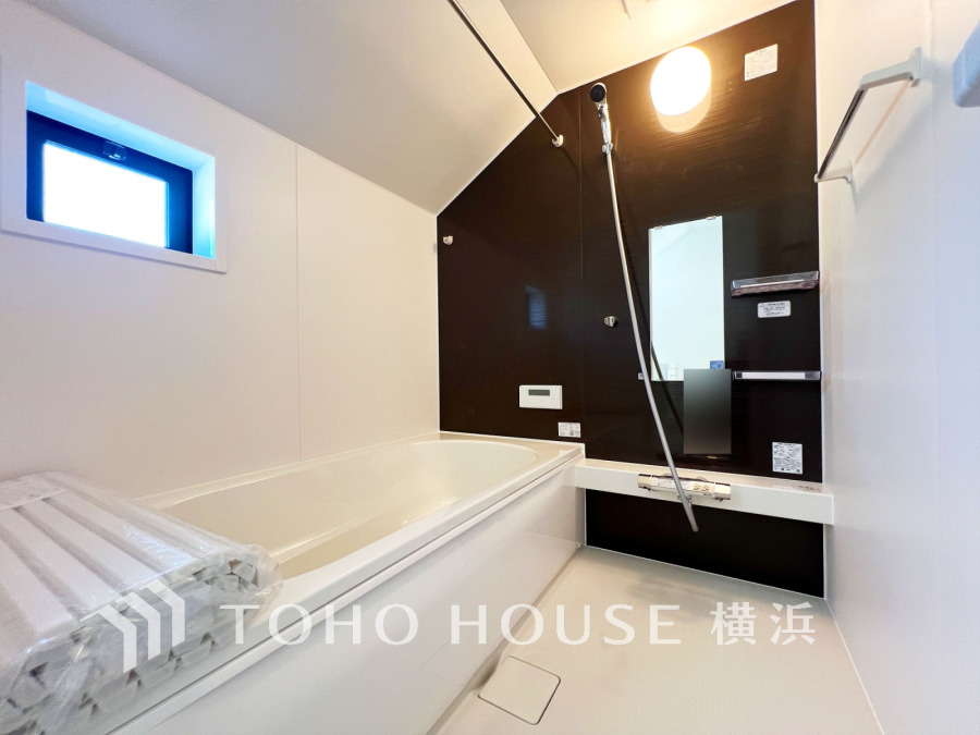 上質が感じられる質感とカラーリングで、清潔な空間美を実現。一日の疲れが癒される優雅なバスタイムを堪能できるゆとりあるバスルームです。