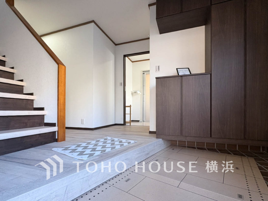 清潔感あふれる玄関は、家族の靴や荷物もすっきりと収まる大容量収納を完備。明るい空間が、帰宅する家族を優しく迎えます。