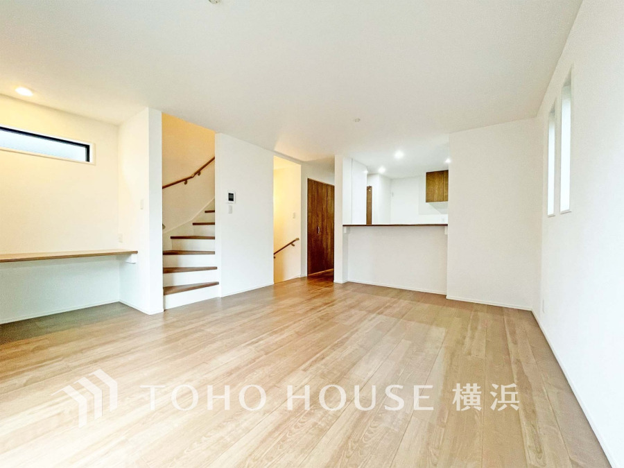 豊かな光が照らすこの場所は、たわいもない会話を楽しみ、ゆったりとした時間を過ごす場所。家族の日常が刻まれる大切な空間です。