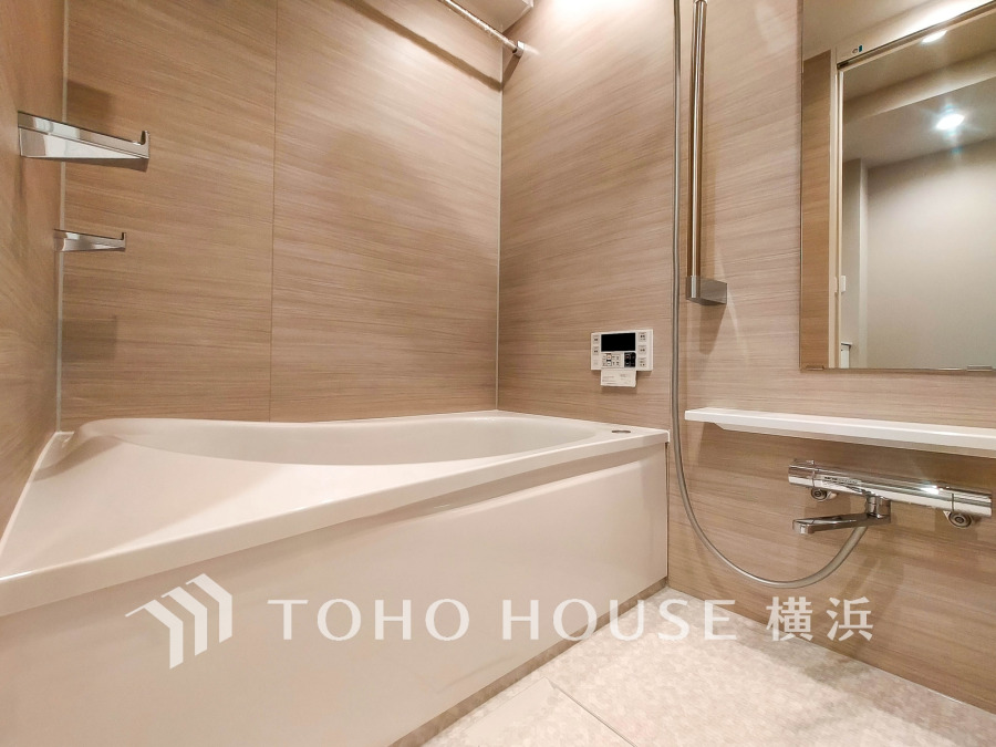 心地よいリラックスを叶える清潔感溢れる美しい空間。快適で機能的なバスルームです。
