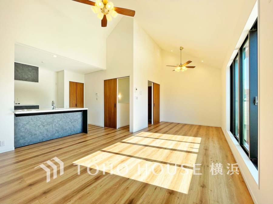 太陽の恵みを受けた明るい空間。吹きぬける風を感じながら爽やかで風通しの良い暮らしが叶います。



